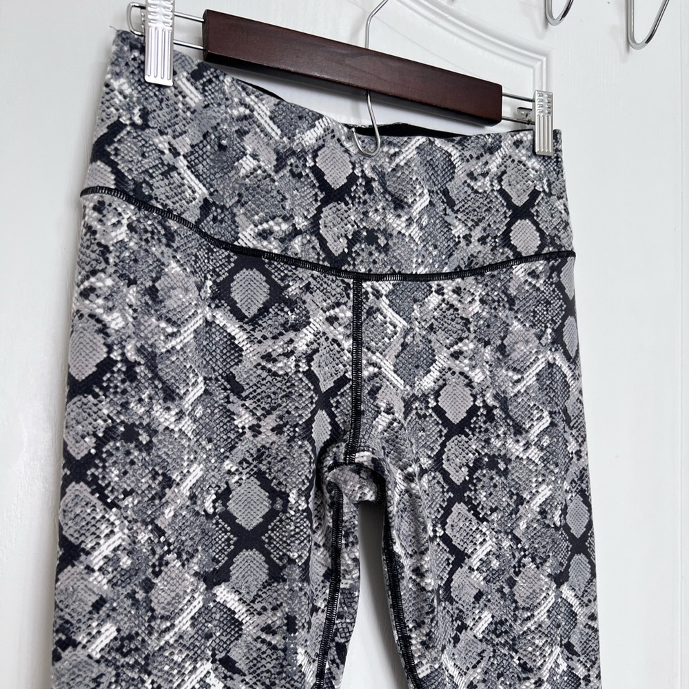 VICTORIAS SPORT Snake Print White Gray Knockout
Workout Tight Leggings Size M - Picture 8 of 8